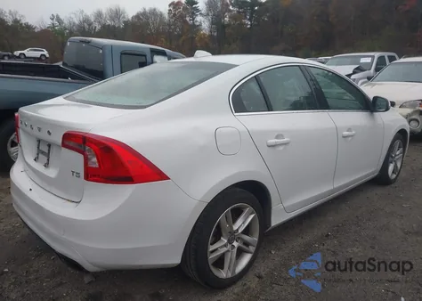 2015 Volvo S60 T5 Premier z USA, uszkodzony, nr VIN YV126MFKXF1337912